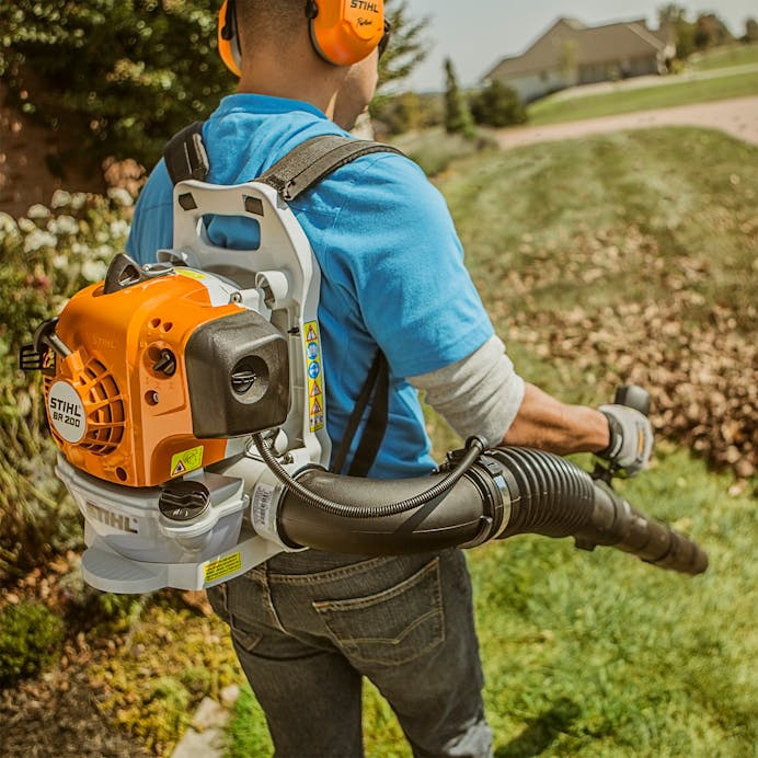STIHL® BR 200 Backpack Blower | 27.2cc Engine | 12 Newtons Blowing Force