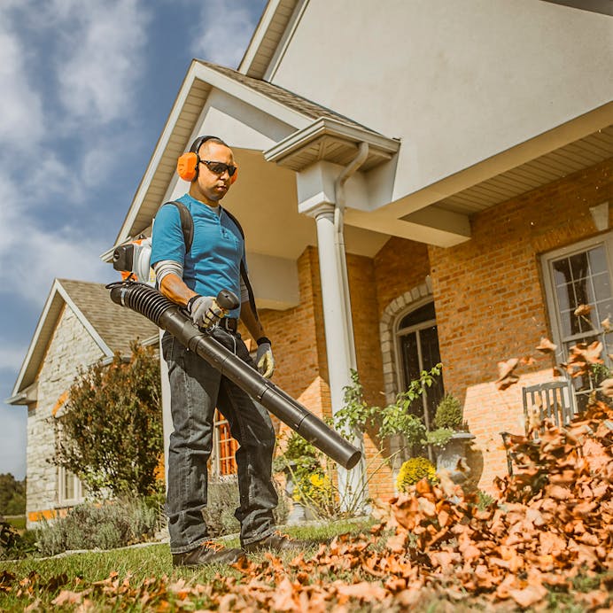 STIHL® BR 200 Backpack Blower | 27.2cc Engine | 12 Newtons Blowing Force